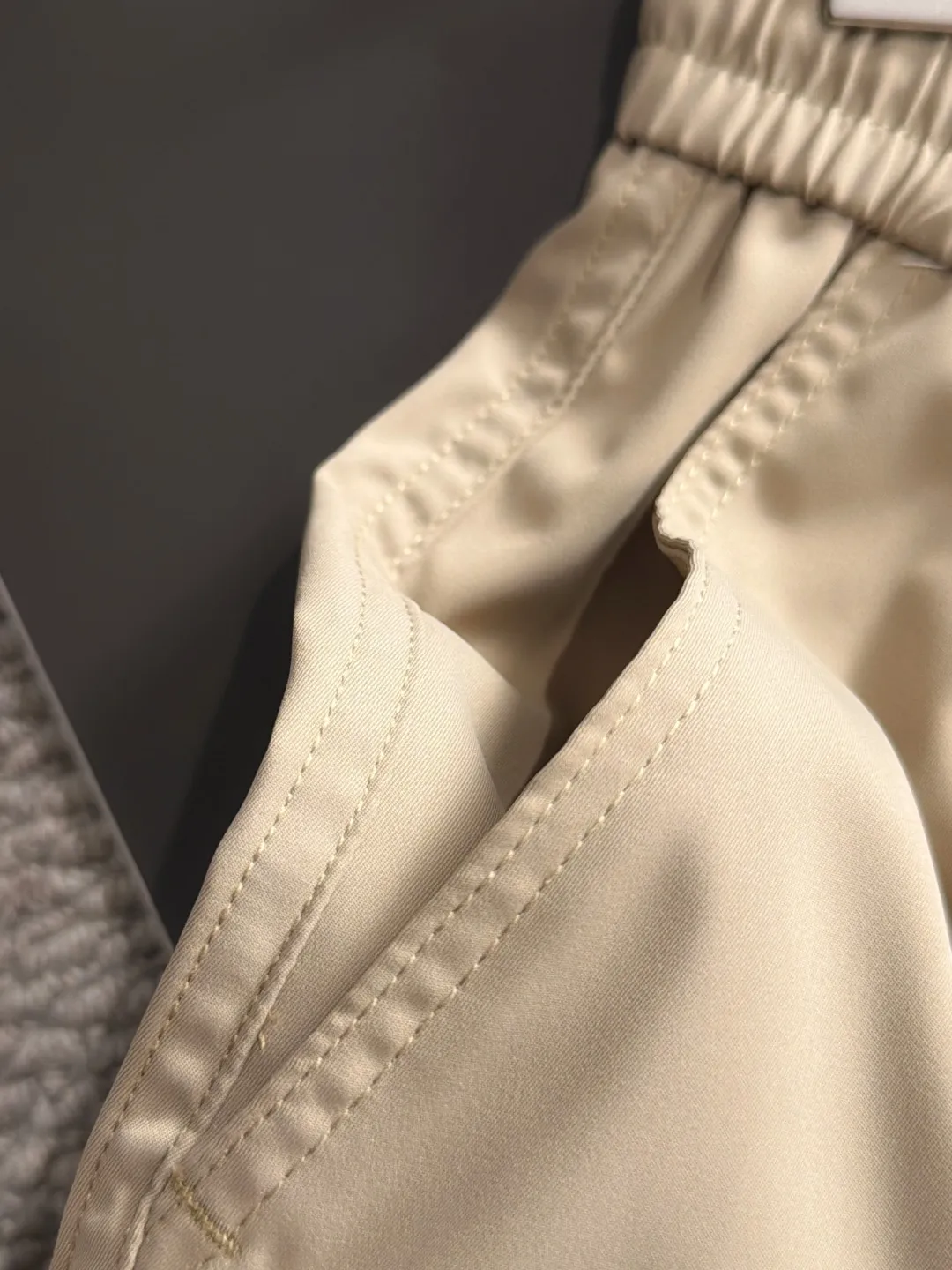 Next day shipment P160 Premium Burberry 2026 Spring/Summer New Arrival elastic band casual shorts, counter-customized fabrics Breathable, high comfort, impeccable details, brand element design concept, reflecting high quality. It feels delicate and soft! It presents a casual cut and the upper body shape is great! Sizes:S-3XL